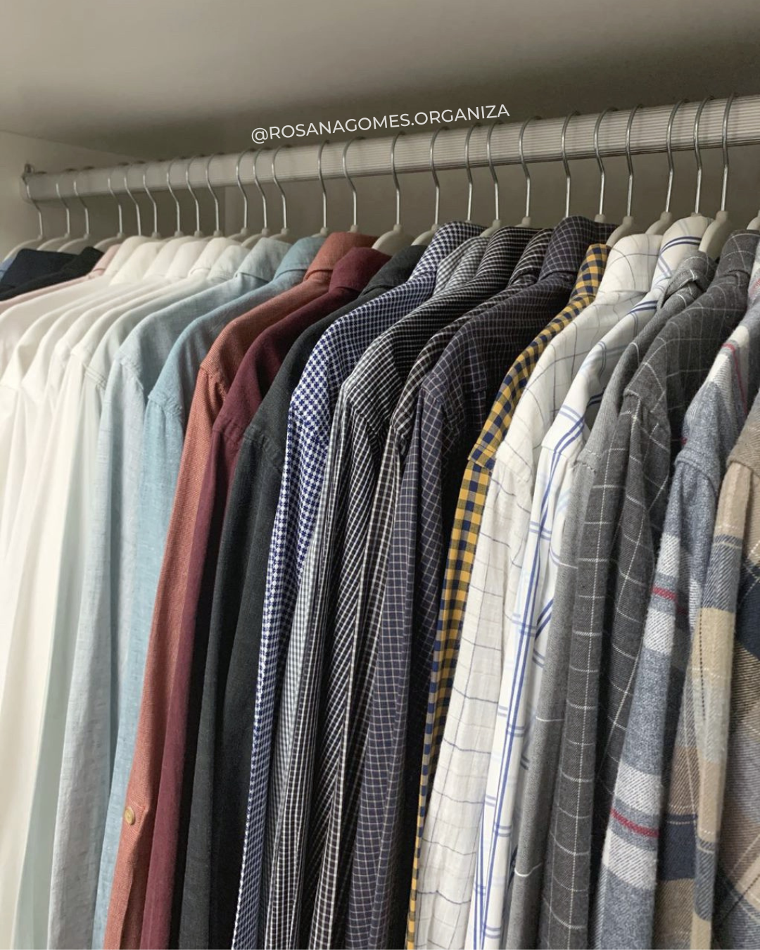 Camisas penduradas em closet